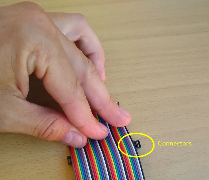 40-pinový IDC kábel je kratší ako konektor určený preň – zlyhanie lacných produktov z Ebay.