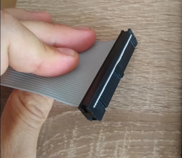 40-pinový IDC konektor sedí na správnom AWG28 kábli.