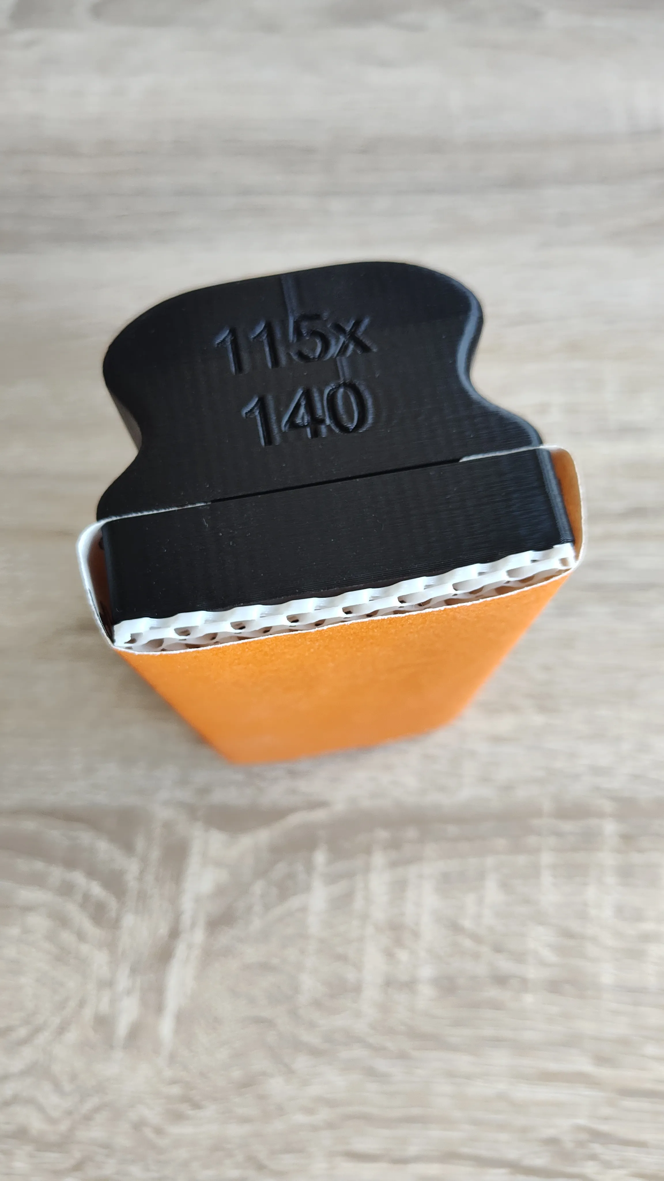 Zostavený 3D tlačený brúsny nástroj s TPU podložkou