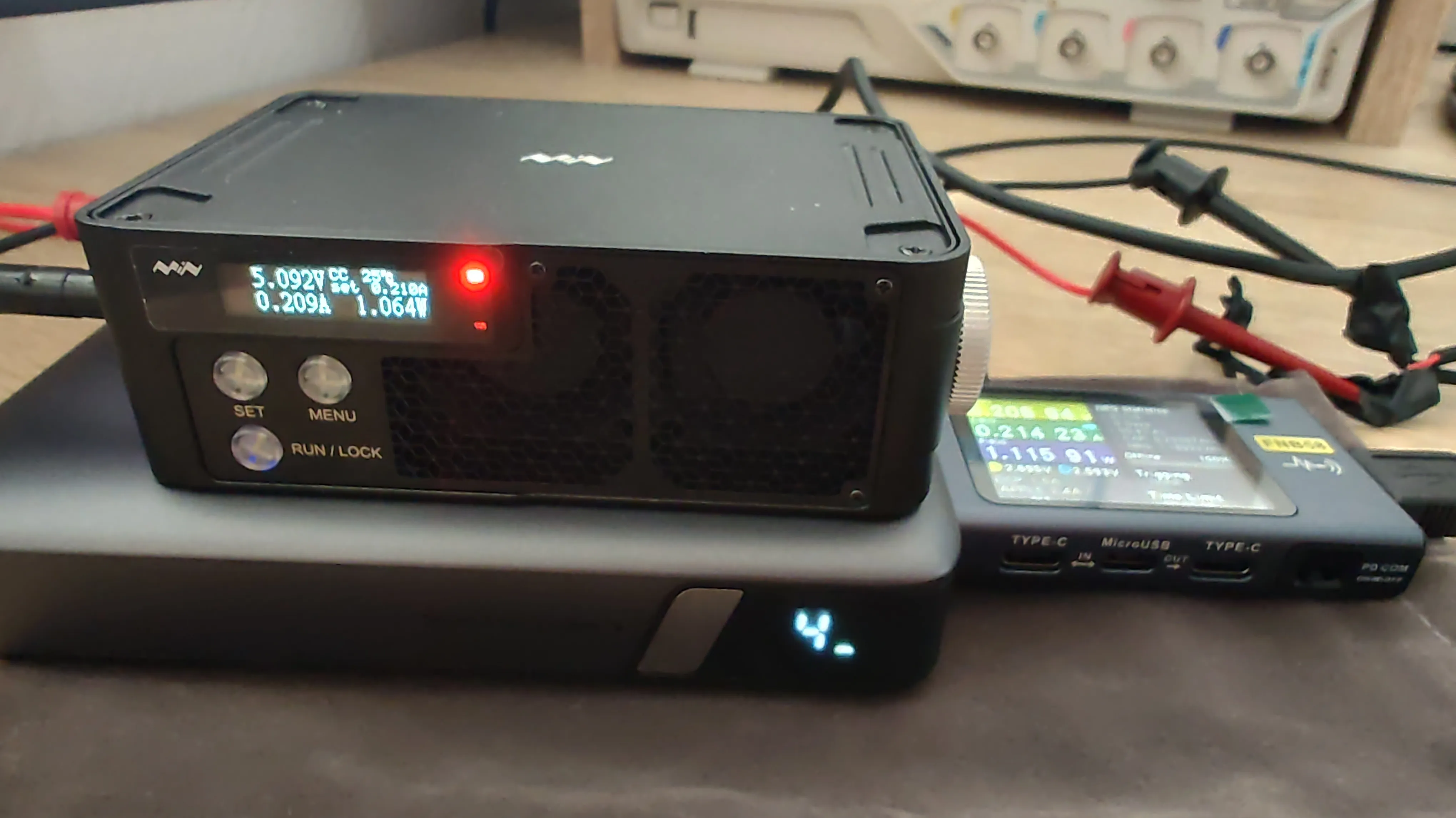 Set pozostávajúci z USB testera medzi powerbankou a elektronickou DC záťažou odoberajúcou malý prúd