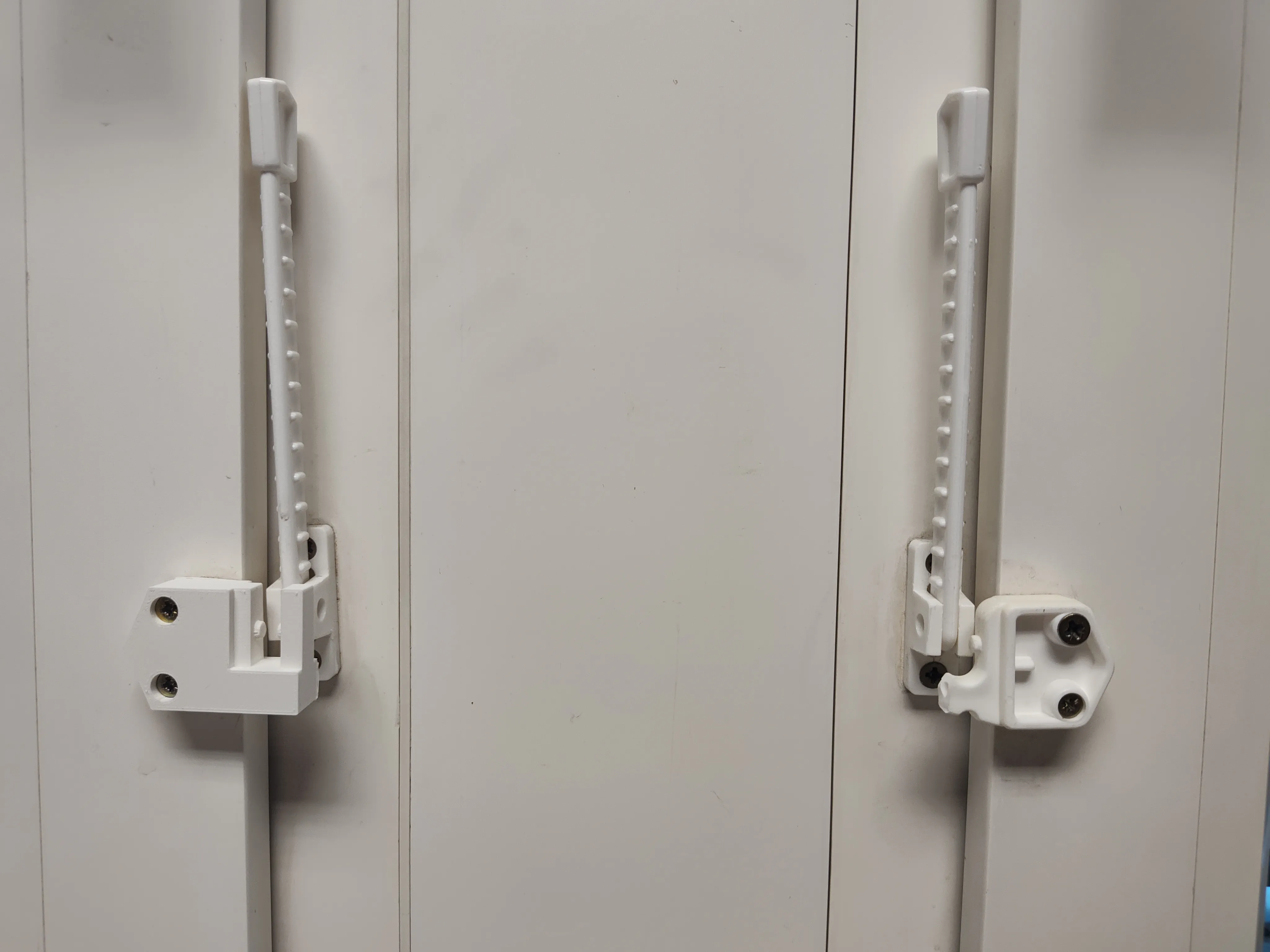 Nový držiak okna naľavo a starý, zlomený napravo